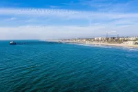 Coastal urban Castle w/ giant Ocean view Deck -BBQ and A/C-100 steps to beach!