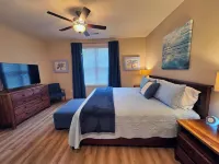 Lazy Palm-Free Beach Pass! Pool! 1/2 Mile to Marshwalk and Marina! 3 King Bdrms!