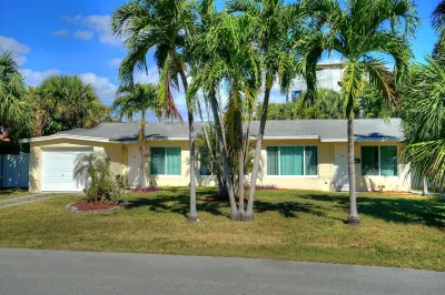 Waterfront Intracoastal Family-Home, pool, dock, and walk to the beach & Center