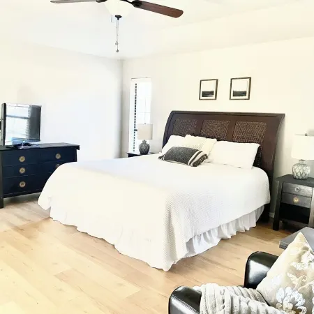 Large 3 bed/2 bath luxury home in central location!