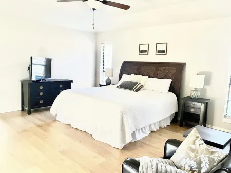 Large 3 bed/2 bath luxury home in central location!