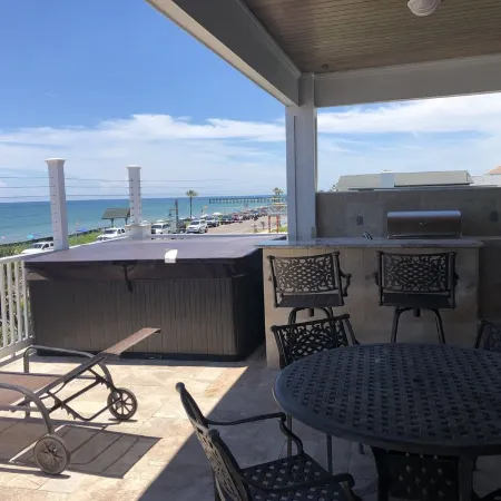 Fantastic View! Beautiful Oceanfront Beach House; Steps to the Beach! 4/6 Br
