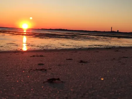 WATERFRONT COTTAGE WITH PRIVATE BEACH! On Beach Point in Truro... Not a condo...