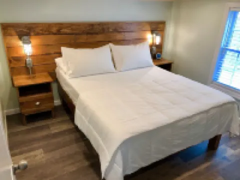 Renovated Cozy Chic North Fork Cottage, steps away from the Beach & Wine Trail!!