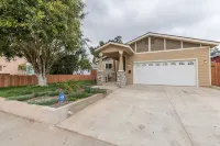 Family-Friendly Orange County Home w/ Treehouse & Yard – Close to Disneyland! Hôtels à proximité de : Vons