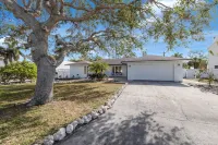 Luxury ~ Heated Pool  ~ Games ~ near AMI, IMG, SRQ Hotels near Holmes Beach Skate Park