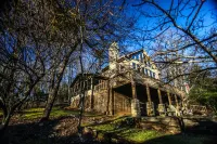 "The Twisted Branch" lodge at Bent Tree