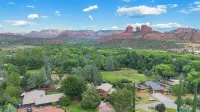 Luxury Home Cathedral Rock Views, Large Property with a Stream/ Lush Fruit Trees