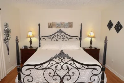 Waterfront Home, Large Heated Pool, 5 min. from the beach, family friendly Hotels near Orchid Beach