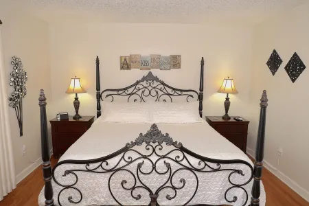 Waterfront Home, Large Heated Pool, 5 min. from the beach, family friendly