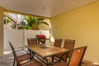 "CHATEAU du SOLEIL" SINGLE Family Home 1-1/2 Blocks to Beach