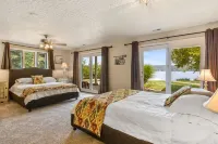 Spacious Lakefront Retreat 6Br, 7BA Private Dock Perfect for Family Reunions