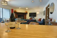 3BD/3BA at Beaver Creek West w/ Private Skier Shuttle + Hot Tubs! Sleeps 7