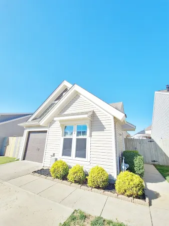 1 King Bed + 1 Queen Bed + 2 Full Bathrooms Kitchen + Laundry Room + Patio Отели рядом с достопримечательностью «H L Neblett Community Center»