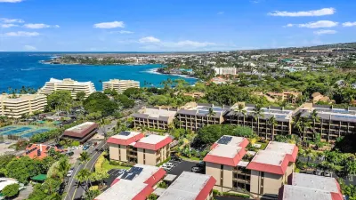 Ocean View Condo Walk to Downtown Kona and Beaches