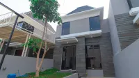 Villa Private Pool Syariah Musim Liburan Hotels in Junrejo
