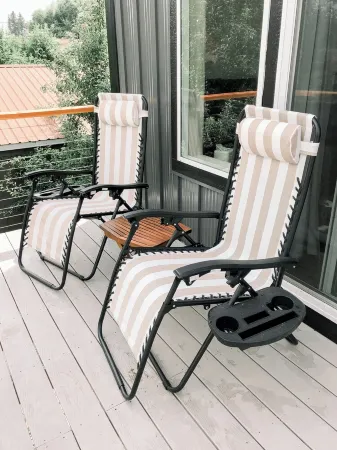 Newly Built 1-bedroom house w/ deck, W/D, full kitchen, WiFi in SANDPOINT Отели рядом с достопримечательностью «Вар Мемориал Филд»