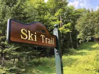 2Br 1BA - MT Snow, Ski Back Trail, Free Shuttle, Pool, BBQ - Green Mountain Den