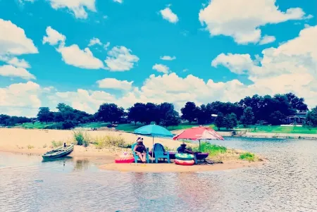 Beautiful Quiet Getaway on Llano River w/ Lake LBJ Access
