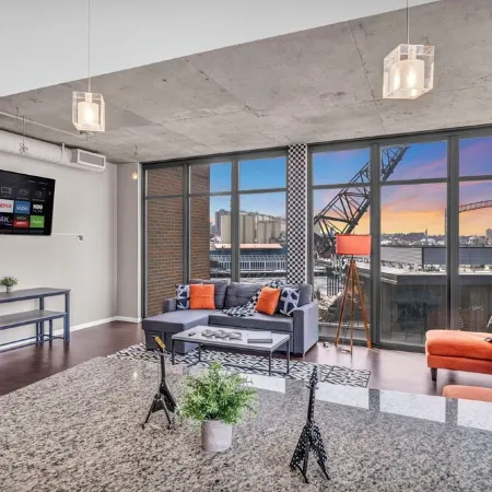 Lakeside Luxury Suite - Rock & Roll - Cle Flats - 2 Free parking Отели рядом с достопримечательностью «Флатс»