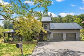Hideaway Farmhouse Suite on Signal Hill with Hot Tub