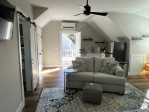 Carriage House within 5 minute walk of Old Town Bluffton Hotels in Bluffton