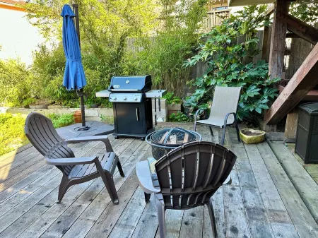 River Haven: Hot Tub, Outdoor Lounge, Walk to Beach