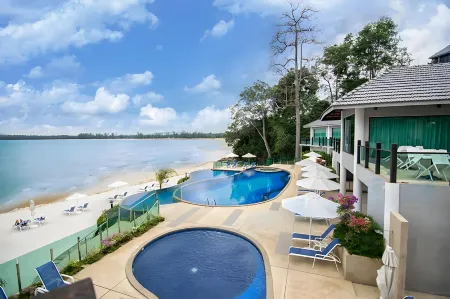 Royale Chulan Cherating Villa Отели в г. Чератинг