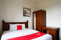 RedDoorz @ Solo Baru Hotels in Grogol