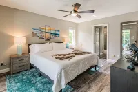 THE WAVES HOUSE! 7 minute walk to the beach, 2 minute walk to the JW Marriott