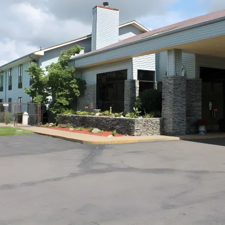 Americourt Hotel - Mountain City Отели в г. Джонсон