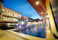 Villa Caceres Hotel - مسبح