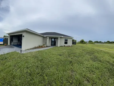 New house! Special promo for 1+ week rental, 5% off, 1+ month rental 11% off! Hotel in zona Seahawk Park