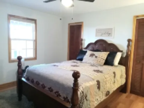 Secluded Magnolia Cabin & Hot Tub