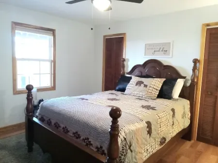 Secluded Magnolia Cabin & Hot Tub