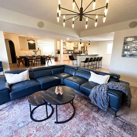 Luxury 4 Bed & 2 Bath Family-sized Home Minutes from Downtown & UNL
