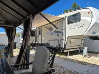 Lovely RV with outdoor pool  and Jacuzzi.