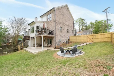 Kennesaw Charm Suite- 3 min from Kennesaw, Private Entry & Pet Friendly! Отели рядом с достопримечательностью «Museum of History and Holocaust Education»