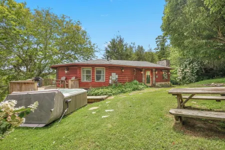 Hot tub! Bunks! Fireplace! Close to Downtown Boone and Skiing! Dog Friendly!