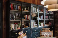 Spacious 6-bedroom cabin & sports bar in Amish country. Close to Breitenbach.