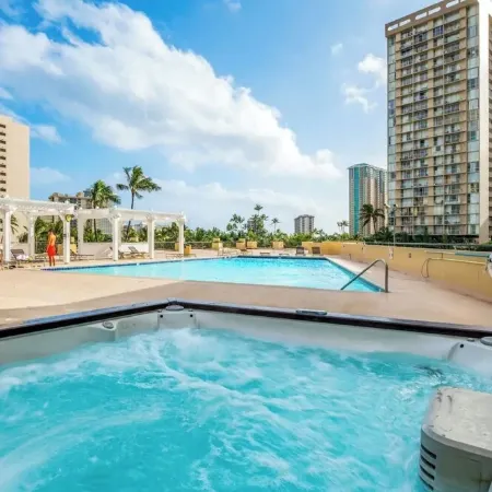Waikiki Beach Designer Studio with Amazing Views