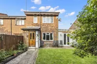 Secret Garden House with Free Parking by My Getaways Hotels near Christ's Hospital Chapel