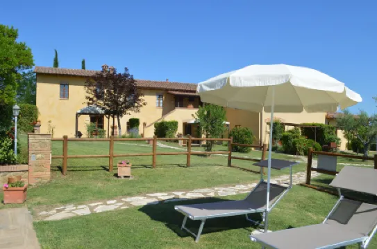 Large Apartment with Shared Swimming Pool in Crete Senesi