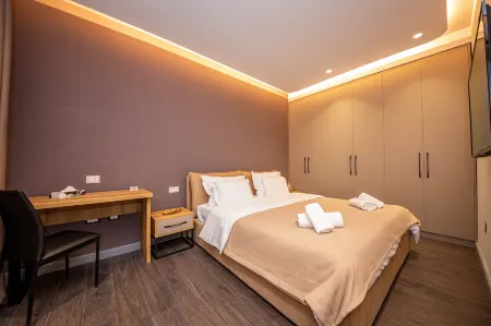 Blloku Unique Apartments Отели рядом с достопримечательностью «Postbllok - Checkpoint Monument»