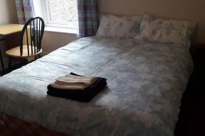 Grand 4-Bed Quasi Semi House in Manchester فنادق في 