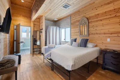 Good Life Vacation Rental Resort Hotels in Mid-City