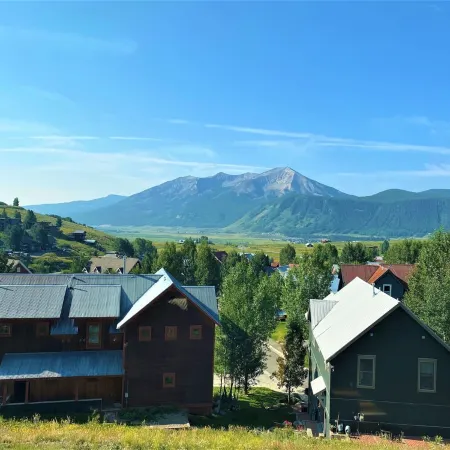 Great mountain views & convenient location in Mt. Crested Butte!