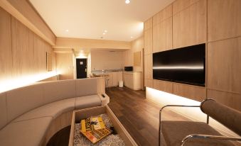 UH SUITE  NAMBA STATION