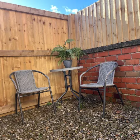 Sleeps 2 -Central Ellesmere -Parking - PetFriendly