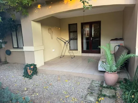 Quiet, Very Specious Apartment in Dainfern Отели рядом с достопримечательностью «Dainfern»